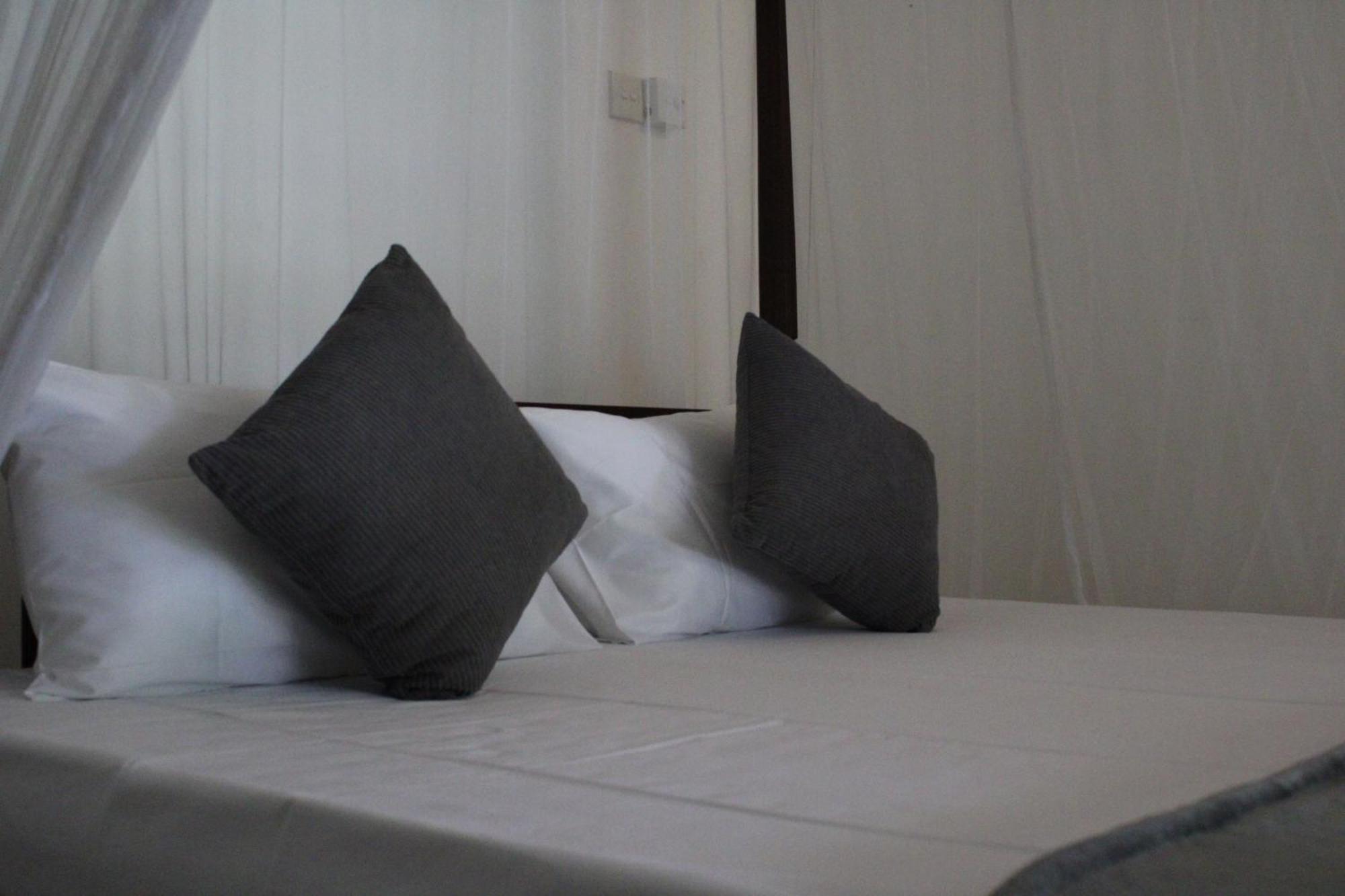 Sun And Surf Rest Hotel Ahangama Kültér fotó