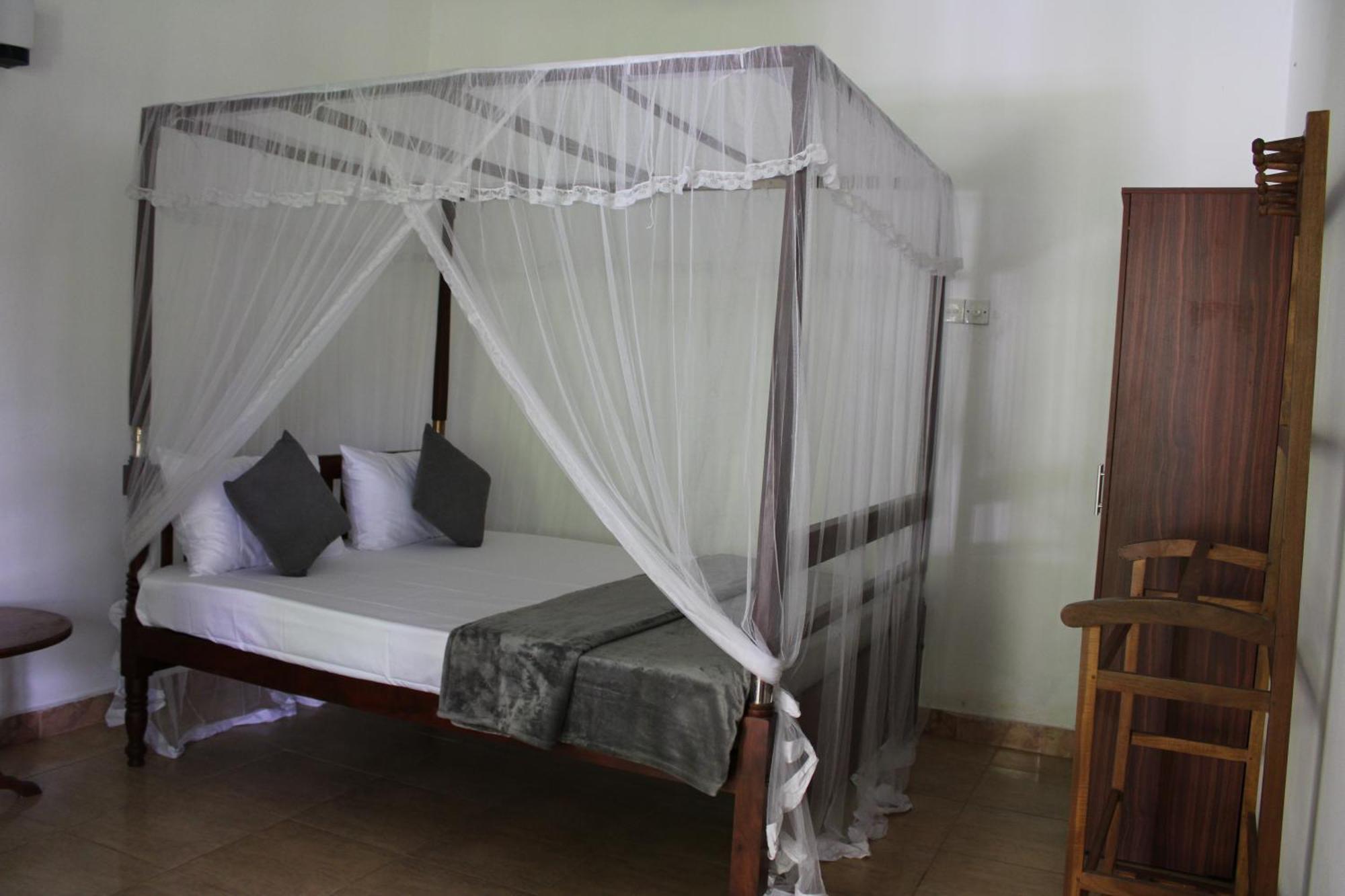 Sun And Surf Rest Hotel Ahangama Kültér fotó