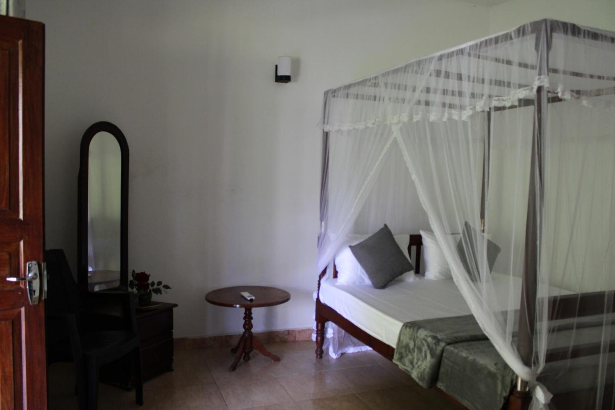 Sun And Surf Rest Hotel Ahangama Kültér fotó